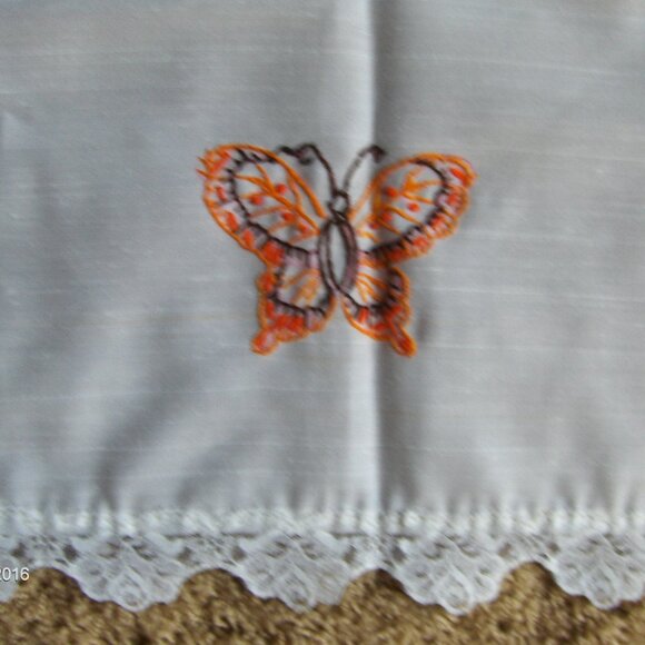 Lot of vintage linen embroidered napkins and tablecloths - Picture 8 of 16
